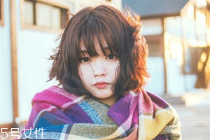 矮個(gè)子女生適合什么短發(fā)？氣質(zhì)齊肩卷發(fā)
