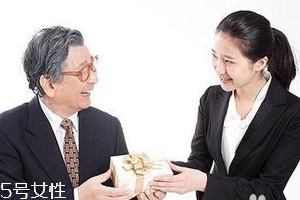 給領(lǐng)導(dǎo)送禮怎么說合適？真誠并且要注意分寸