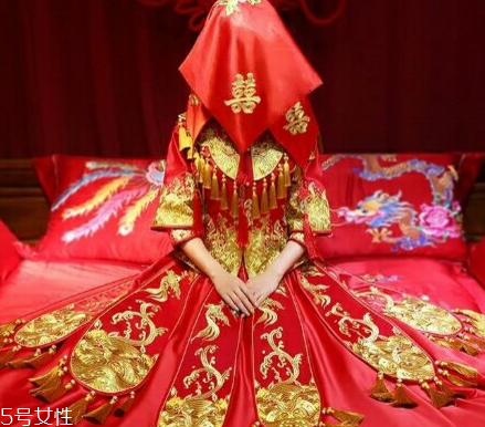中式秀禾服和西式婚紗哪個好看？打造完美新娘