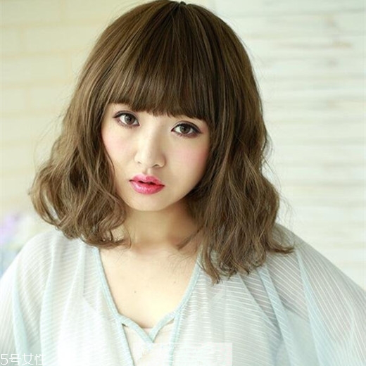 矮個(gè)子女生適合什么短發(fā)？氣質(zhì)齊肩卷發(fā)