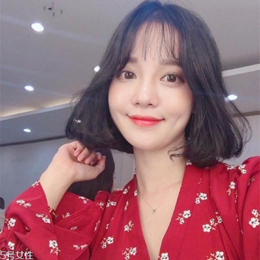 發(fā)量多女生適合什么發(fā)型？形象百變的你