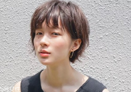 短頭發(fā)染什么顏色好看洋氣顯白？短發(fā)這樣弄好看又大方