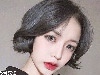 短頭發(fā)染什么顏色好看洋氣顯白？短發(fā)這樣弄好看又大方