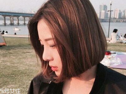 短頭發(fā)染什么顏色好看洋氣顯白？短發(fā)這樣弄好看又大方