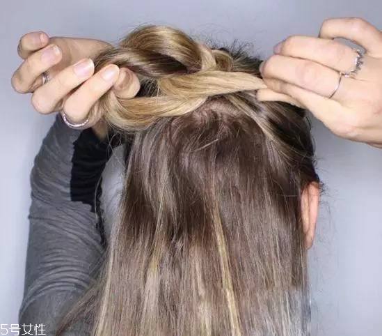 女生冬天長發(fā)怎么編好看？長發(fā)妹紙才懂得的痛