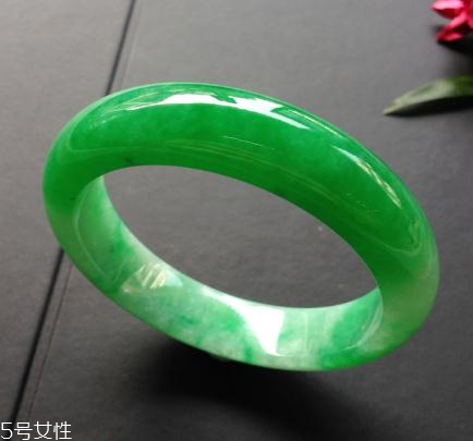 翡翠手鐲怎么戴進去？巧用肥皂水來幫忙