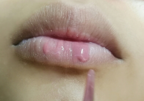 唇彩和口紅哪個危害大？