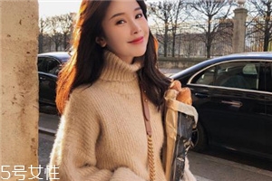 毛衣粘了碎頭發(fā)怎么辦？巧妙利用透明膠帶