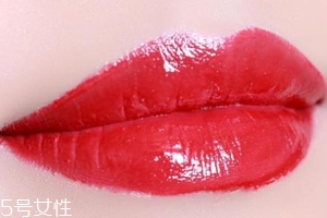 怎么涂口紅不顯唇紋？關(guān)鍵是做好打底
