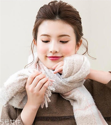 冬天系圍巾怎么扎頭發(fā)？適合搭配羽絨服的發(fā)型