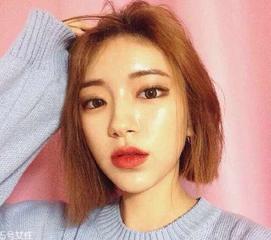 小波浪卷發(fā)怎么打理？焦糖色頭發(fā)超百搭