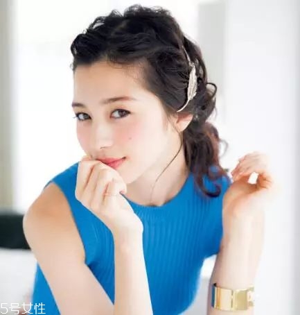 女生冬天長發(fā)怎么編好看？長發(fā)妹紙才懂得的痛