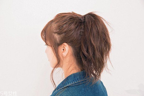 冬天系圍巾怎么扎頭發(fā)？適合搭配羽絨服的發(fā)型