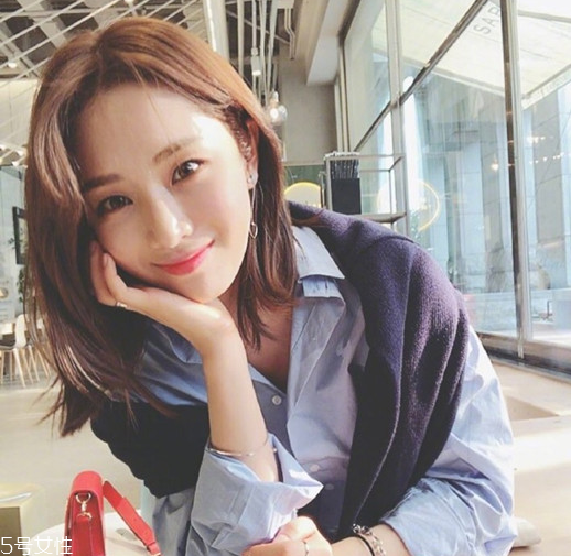 小波浪卷發(fā)怎么打理？焦糖色頭發(fā)超百搭