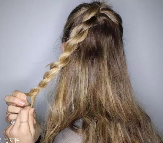 女生冬天長發(fā)怎么編好看？長發(fā)妹紙才懂得的痛