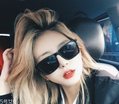 秋冬適合什么顏色的頭發(fā)？再燙個(gè)卷發(fā)更秋冬