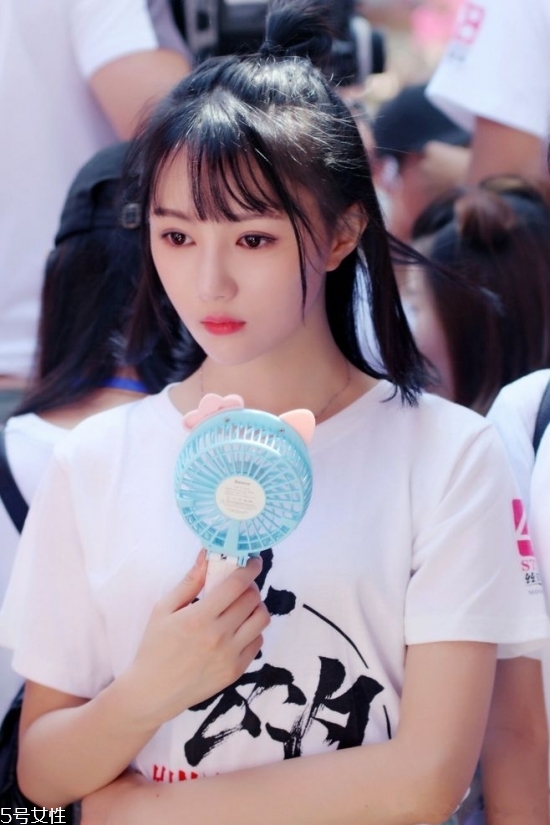 2018冬天流行什么發(fā)色？簡單漂亮的披肩發(fā)