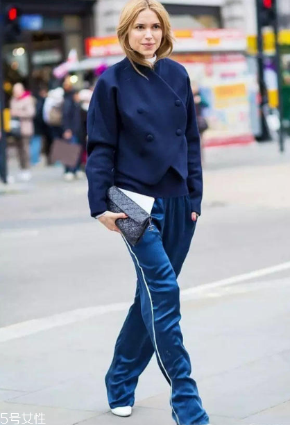 校服褲配什么上衣？舒適時尚兩不誤