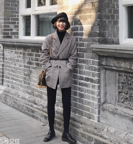 格紋西裝怎么搭配？初春必備的?？釂纹?></p><p>2、接著是一款雙排扣的格紋西裝，這件西裝會(huì)顯得比較正式，很適合上班族，黑色的雙排扣和格紋在一起有一種很復(fù)古的感覺(jué)，穿上顯得很有氣場(chǎng)，特別干練。</p><p style=