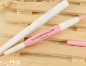 臥蠶和眼袋的區(qū)別是什么？臥蠶是肌肉眼袋是肥肉
