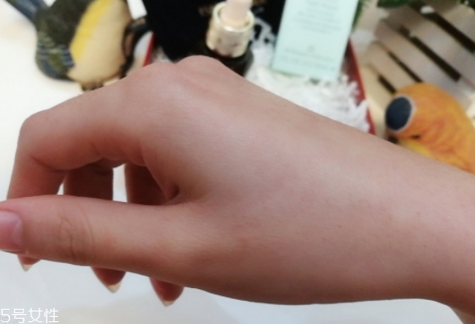 雅詩蘭黛適合痘痘肌嗎？