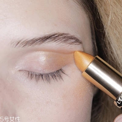 金色口紅怎么搭配好看？這樣輕松駕馭