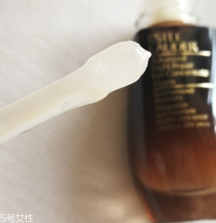 雅詩蘭黛精華液多少錢？年輕肌膚的秘密