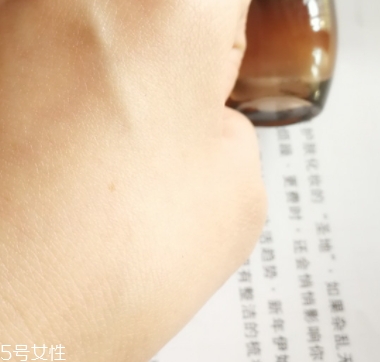 雅詩蘭黛精華液多少錢？年輕肌膚的秘密