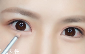 內雙怎么畫眼影？使用啞光OR微珠光眼影