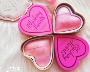 makeup revolution心形腮紅好用嗎？微閃蜜桃色彩