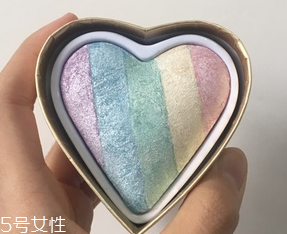 makeup revolution心形腮紅好用嗎？微閃蜜桃色彩