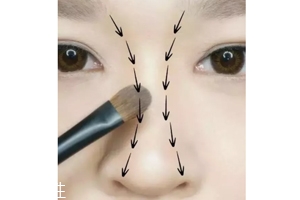 怎么把鼻梁畫高？小白都能駕馭的四步鼻梁修容法