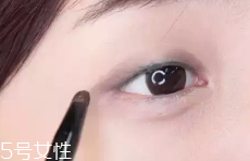 眼皮腫適合什么眼影？選用啞光色避開珠光色