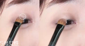 眼皮腫適合什么眼影？選用啞光色避開珠光色