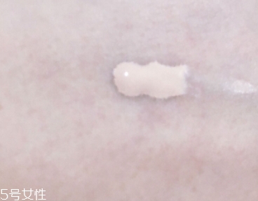 雅詩蘭黛粉底液和bb霜哪個好？