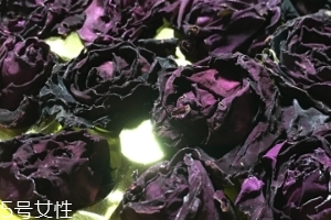 墨紅玫瑰和金邊玫瑰哪個(gè)好？墨紅玫瑰更勝一籌