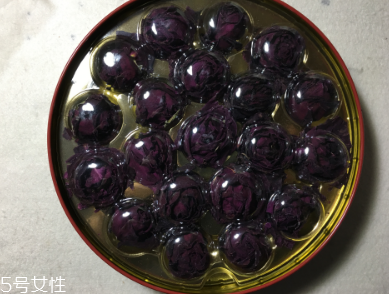 墨紅玫瑰和金邊玫瑰哪個(gè)好？墨紅玫瑰更勝一籌