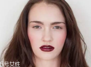 腮紅和口紅如何搭配？色彩不要太多