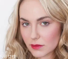 腮紅和口紅如何搭配？色彩不要太多
