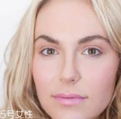 腮紅和口紅如何搭配？色彩不要太多