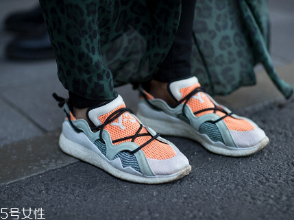 運動鞋鞋底響怎么辦？可能是進水了