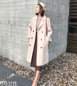 白領(lǐng)女性赴約穿什么好？長款氣質(zhì)大衣有格調(diào)和氣質(zhì)