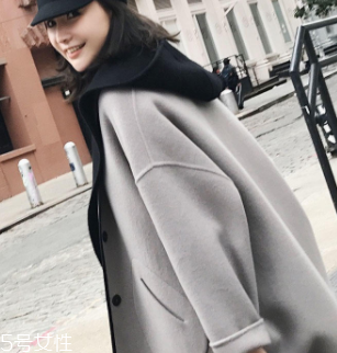 白領(lǐng)女性赴約穿什么好？長款氣質(zhì)大衣有格調(diào)和氣質(zhì)