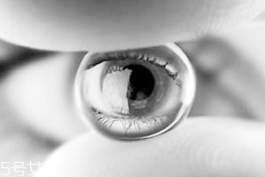 怎么確定隱形眼鏡掉了？蒙著一邊眼睛測視力