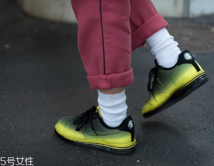 運動鞋不跟腳怎么辦？找準(zhǔn)原因?qū)ΠY下藥