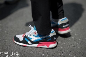 運(yùn)動鞋不防滑怎么辦？一盒創(chuàng)可貼就能解決