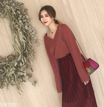 毛衣搭配什么裙子好看？優(yōu)雅迷人過新年