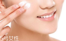 隔離霜可以直接涂在臉上嗎？要用補水產(chǎn)品打底才好