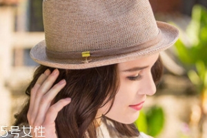方臉戴什么帽子好看？戴上這三件你臉就不方了