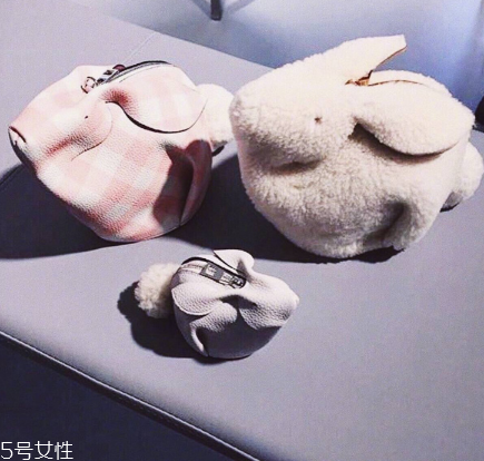 loewe和bv哪個(gè)檔次高？著名奢侈品牌間的對(duì)決